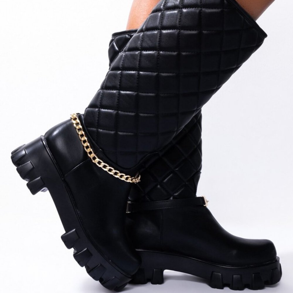 Fashionable high boots